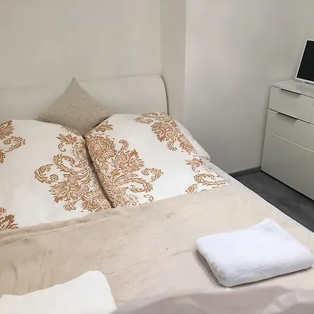 Synagogue Gozsdu Private شقة