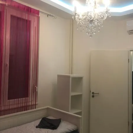 Synagogue Gozsdu Private דירה *
